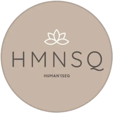 Logo de HMNSQ en tons de beige avec symbole de lotus, représentant la marque HUMAN'ISEQ axée sur le bien-être et l'harmonie.